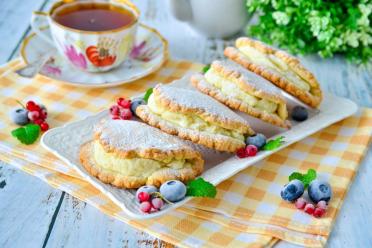 Homemade Shortcrust Pastry Sochniki with Cottage Cheese