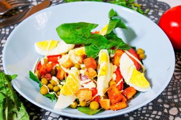 Dandelion Leaf Salad with Eggs and Tomatoes
