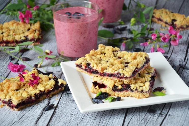 Honeysuckle Streusel Pie with Perfect Berry Sweetness