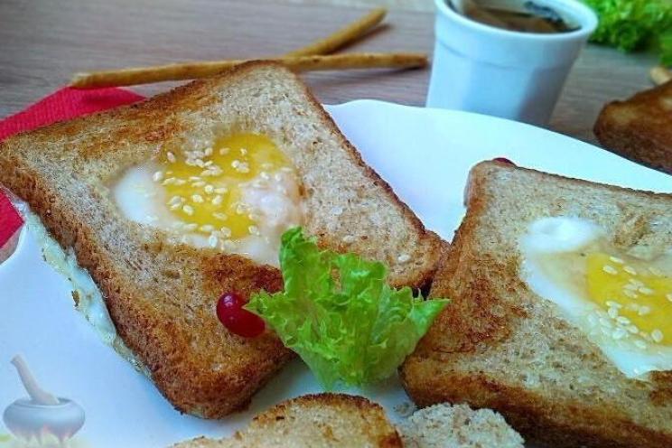 Heart-Shaped Egg Toast for a Romantic Breakfast Heart-Shaped Egg Toast for a Romantic Breakfast