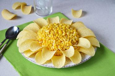Chamomile Delight: Unique Salad with Crunchy Chips