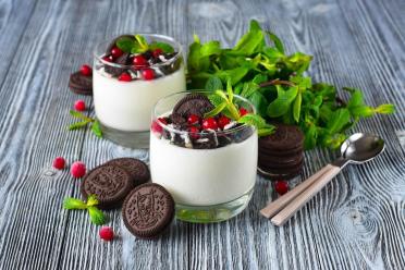 Kefir Gelatin Jelly with Chocolate Cookies