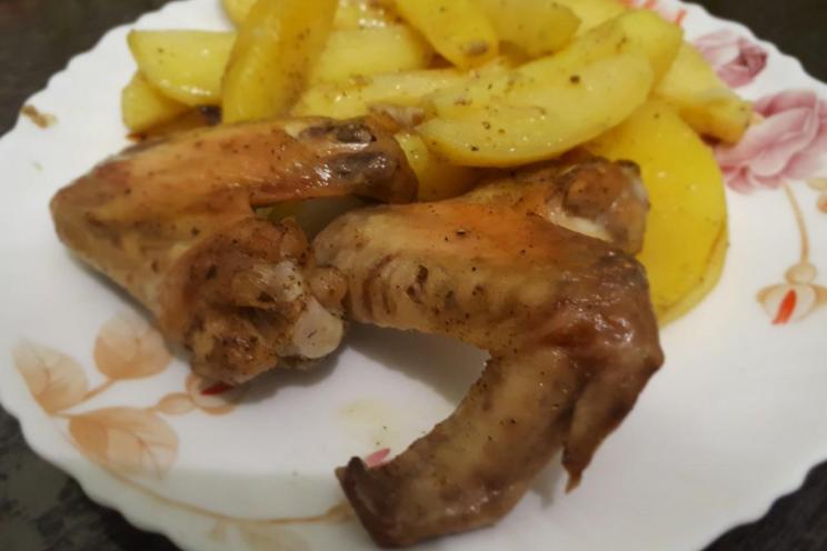 Rustic Chicken Wings with Potatoes