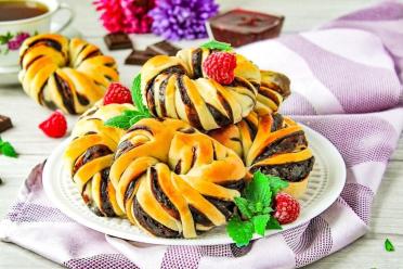 Easy Chocolate-Filled Yeast Buns