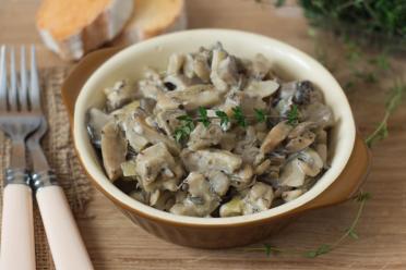 Creamy Oyster Mushrooms in Sour Cream Sauce