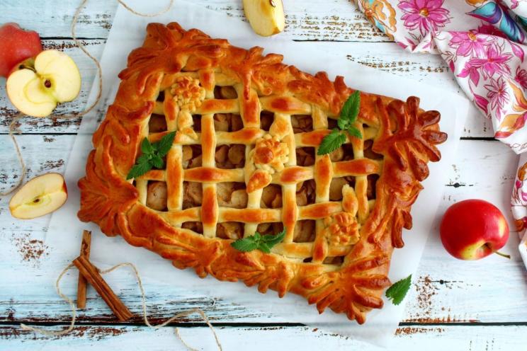 Oven-Baked Yeast Dough Apple Pie