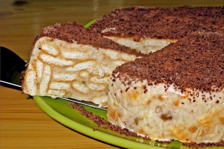 No-Bake Sour Cream Banana Chocolate Cake