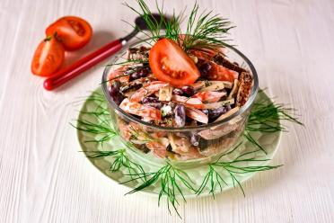 Protein-Packed Bean and Tomato Salad with Cheese and Croutons