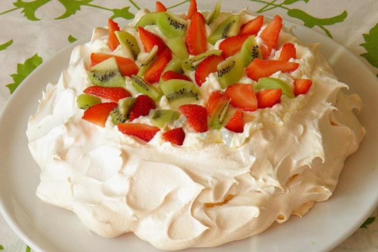 Anna Pavlova’s Butter Cake with Whipped Cream and Fruit