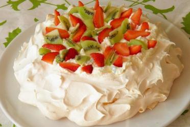 Anna Pavlova’s Butter Cake with Whipped Cream and Fruit