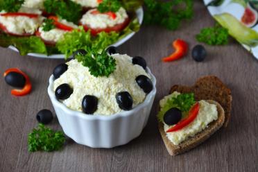 Garlic Cheese and Egg Spread