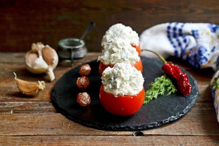 Cottage Cheese & Garlic Stuffed Tomatoes