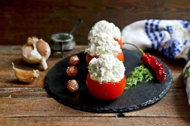 Cottage Cheese & Garlic Stuffed Tomatoes