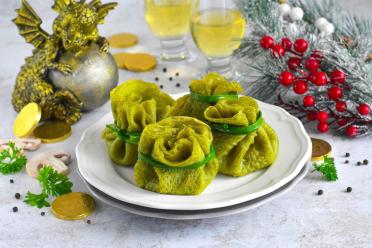 Colorful Spinach Pancake Bags with Julienne Filling