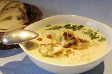 Creamy Cheese & Cauliflower Soup