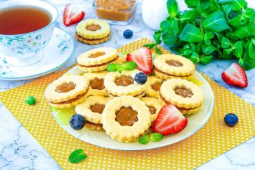 Melt-in-Your-Mouth Shortbread with Sweet Condensed Milk Filling