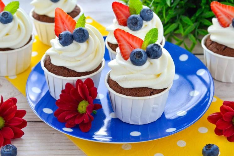 Cream Cheese Cupcakes with Juicy Fillings