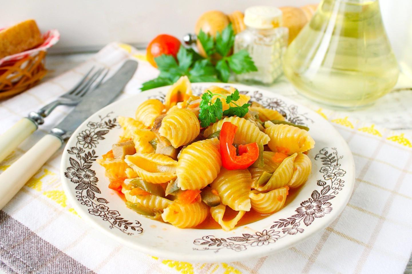 One-Pan Pasta with Mushrooms and Veggies
