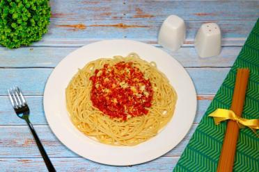 Cheesy Spaghetti with Fried Carrots and Onions