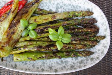 Grilled Charcoal Asparagus: A Tasty & Healthy BBQ Treat