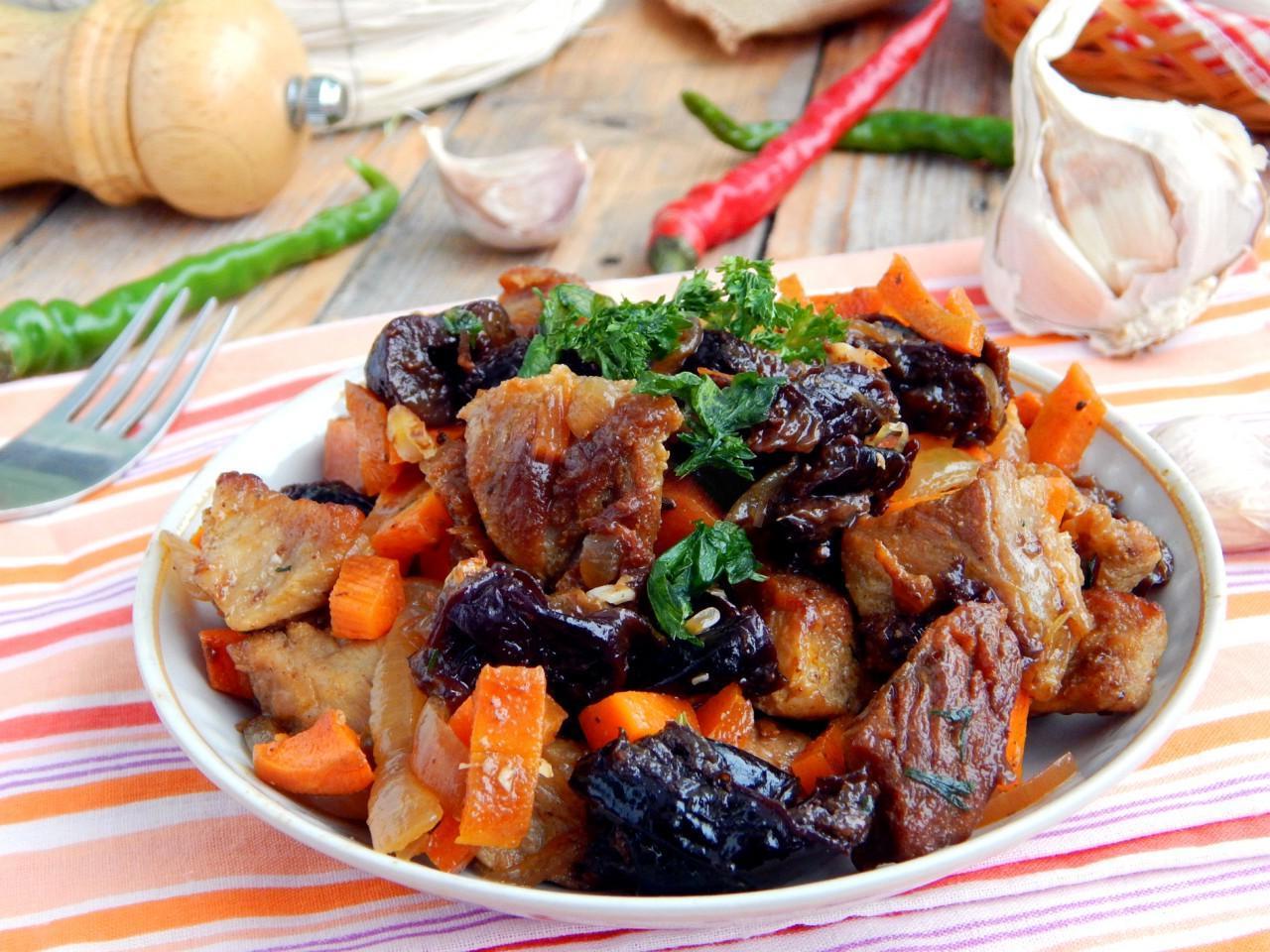 Oven-Baked Beef with Prunes for Any Occasion