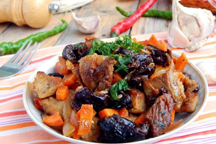 Oven-Baked Beef with Prunes for Any Occasion