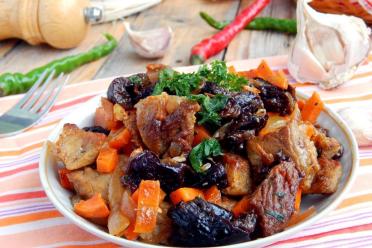 Oven-Baked Beef with Prunes for Any Occasion