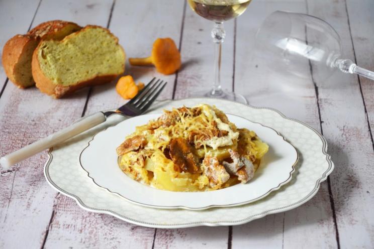 Creamy Baked Potatoes with Chanterelles and Cheese
