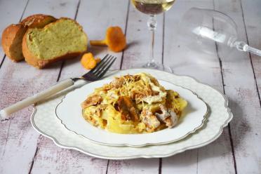 Creamy Baked Potatoes with Chanterelles and Cheese
