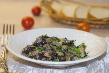 Cheesy Baked Mushrooms in Sour Cream