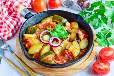 Summer Veggie Skillet: Zucchini, Tomatoes & Garlic