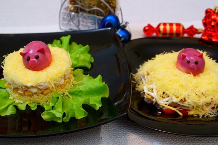 Festive Chicken Salad with Cheese and Tomatoes Festive Chicken Salad with Cheese and Tomatoes