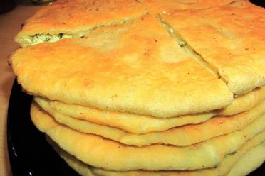 Pan-Fried Moldavian Placinta with Cottage Cheese and Onions