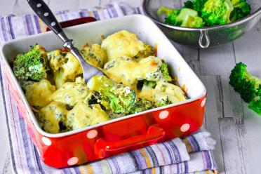 Cheesy Oven-Baked Broccoli Delight