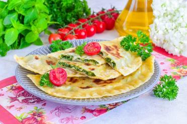Crispy Azerbaijani Herb-Filled Kutabs