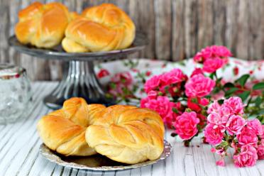 Syrup-Soaked Airy Buns