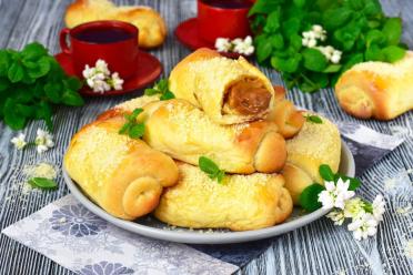 Sweet Yeast Buns with Boiled Condensed Milk