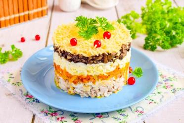 Chicken and Mushroom Salad with Carrots and Eggs