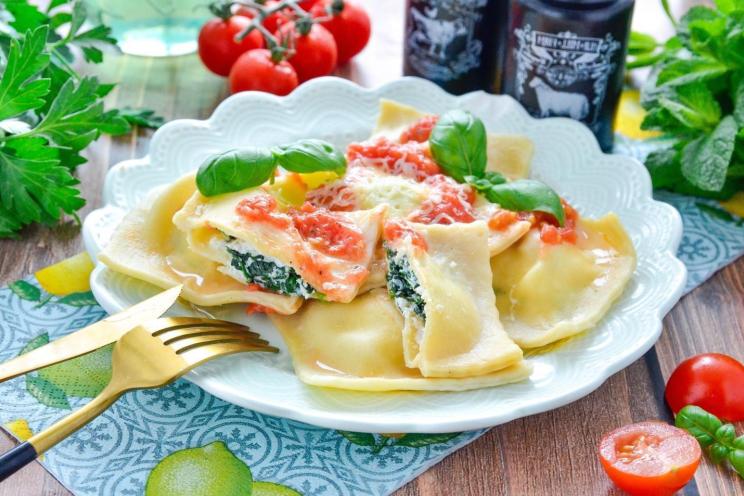 Irresistible Cheese and Spinach Ravioli with Tomato Sauce