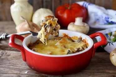 Cheesy Baked Mushrooms in Sour Cream and Onions