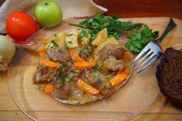 Tender Beef with Plum-Apple Sauce