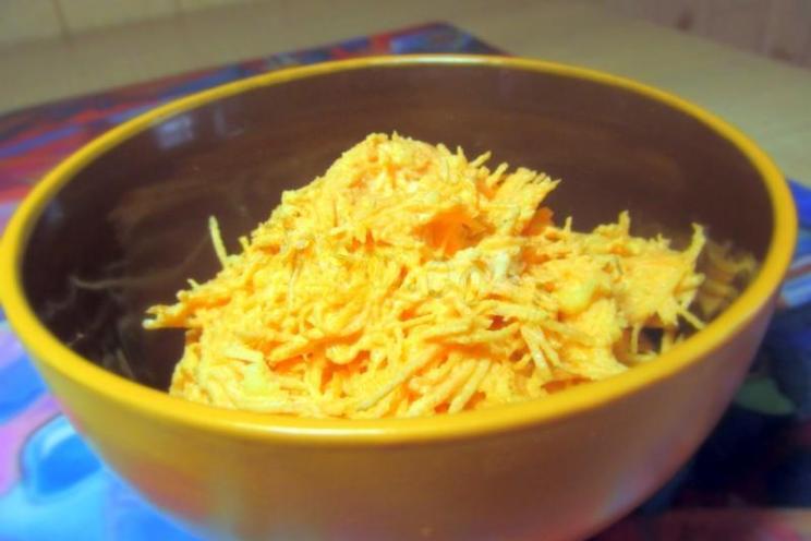 Quick and Tasty Carrot Salad with Garlic Mayo