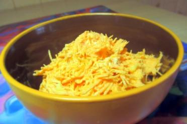 Quick and Tasty Carrot Salad with Garlic Mayo