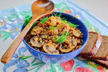 Hearty Slow Cooker Buckwheat with Meat and Mushrooms