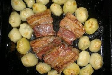 Oven-Baked Pork Ribs with Potatoes and Garlic