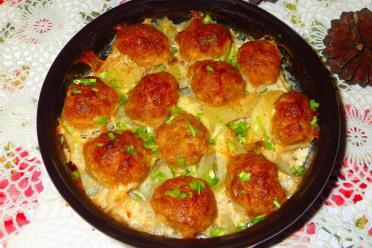 Oven-Baked Meatballs and Potatoes