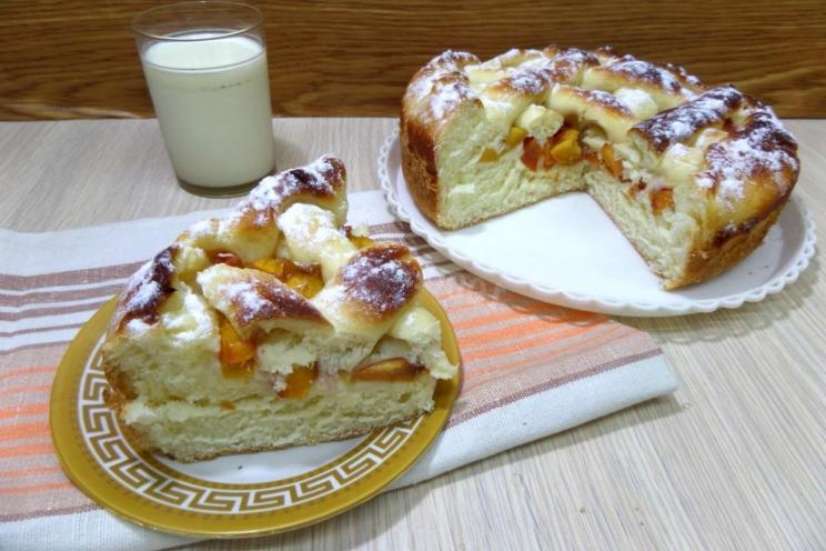 Hearty Peach Pie with Yeast Dough