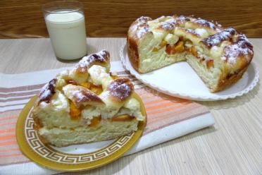 Hearty Peach Pie with Yeast Dough