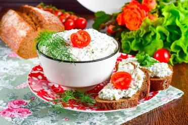 Herb-Infused Cottage Cheese Spread for Quick Sandwiches