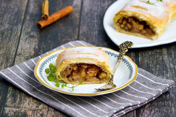 Quick & Easy Apple Strudel with Puff Pastry Quick & Easy Apple Strudel with Puff Pastry